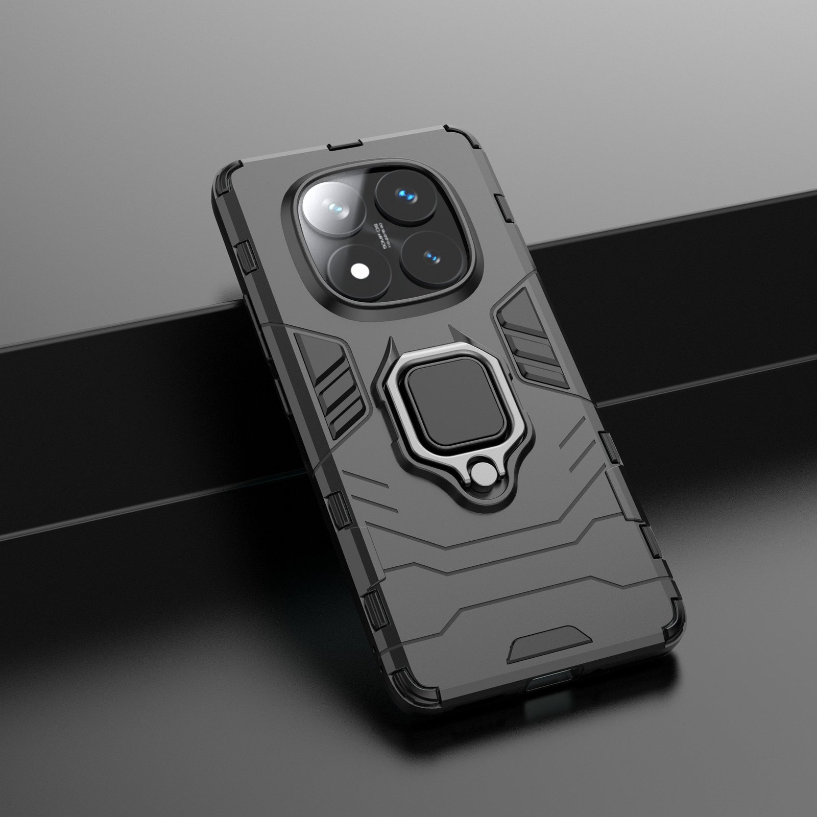 Una funda gris para teléfono con zona de cámara y soporte de anillo. El fondo es un degradado oscuro.