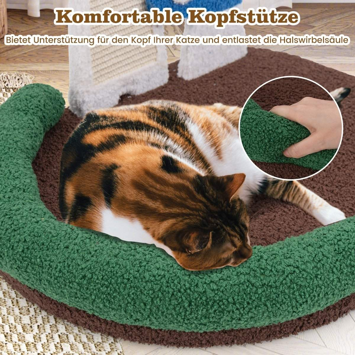 Un gato descansa en una cama verde y marrón. Una mano sostiene un trozo de tela verde, y el texto dice 'Apoyacabezas cómodo'.
