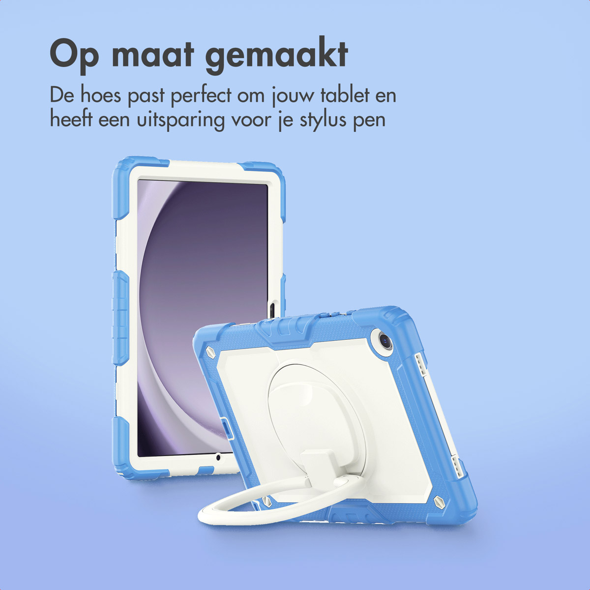 Un étui pour tablette bleu et blanc avec un support en anneau. Une tablette est en arrière-plan. Le texte 'Op maat gemaakt' est en haut.