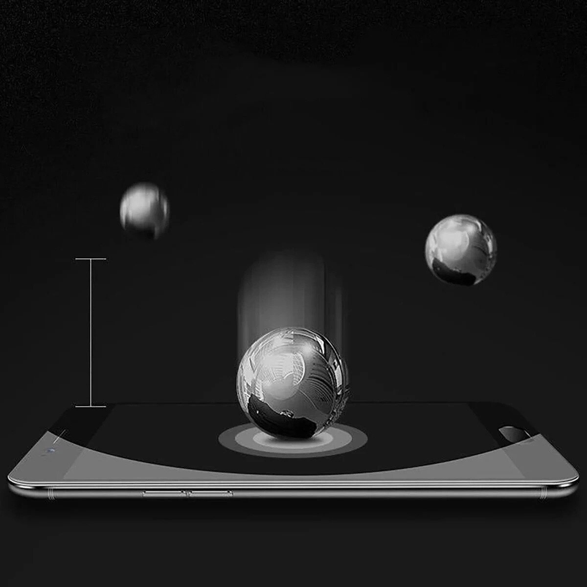 Trois sphères métalliques, une sur un écran de téléphone, deux en mouvement. Fond sombre.