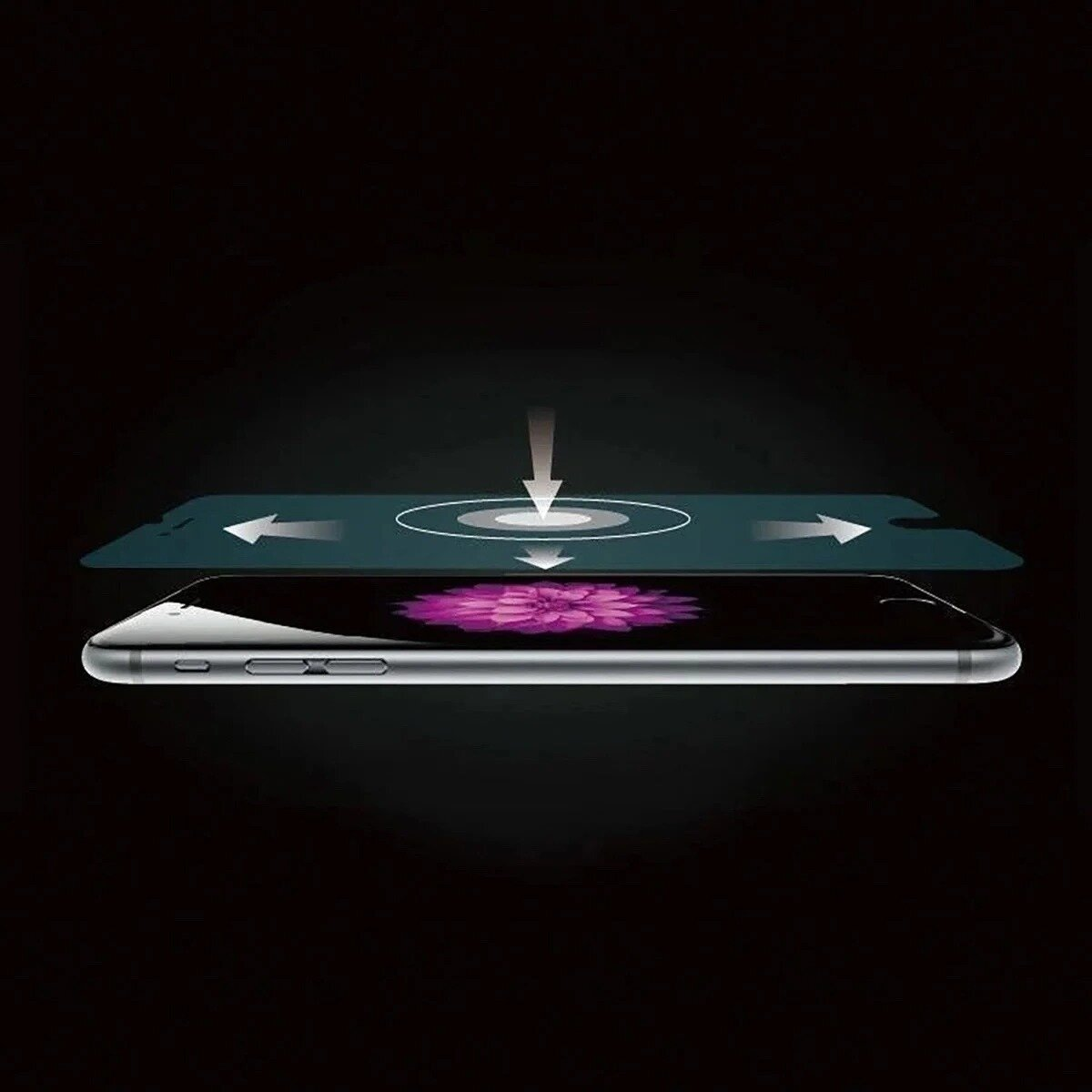 Un téléphone avec un fond d'écran de fleur violette protégé par un protecteur d'écran. Les flèches indiquent la direction d'application.