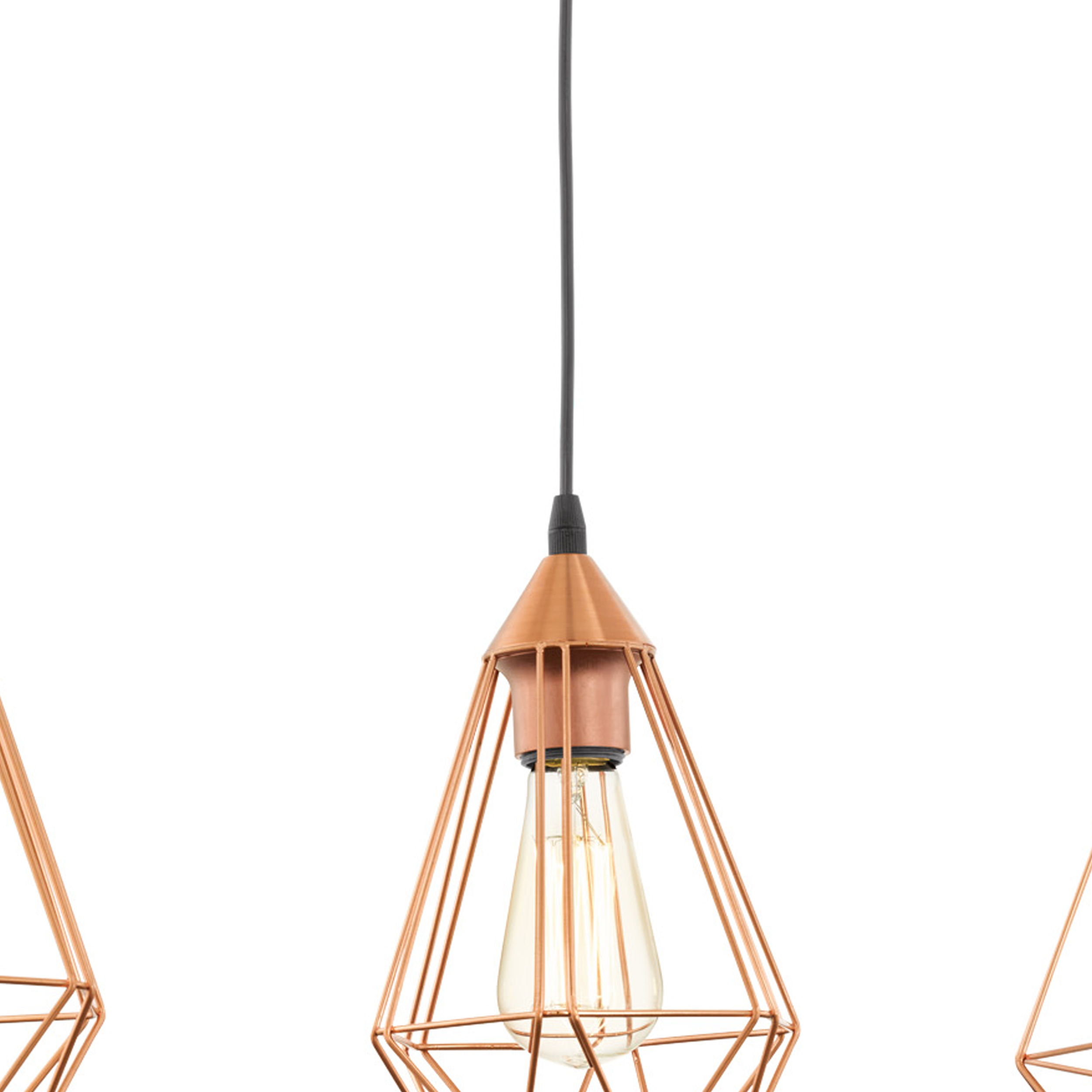 Tres lámparas colgantes de color cobre con pantallas geométricas, cada una con una bombilla. El fondo es blanco.
