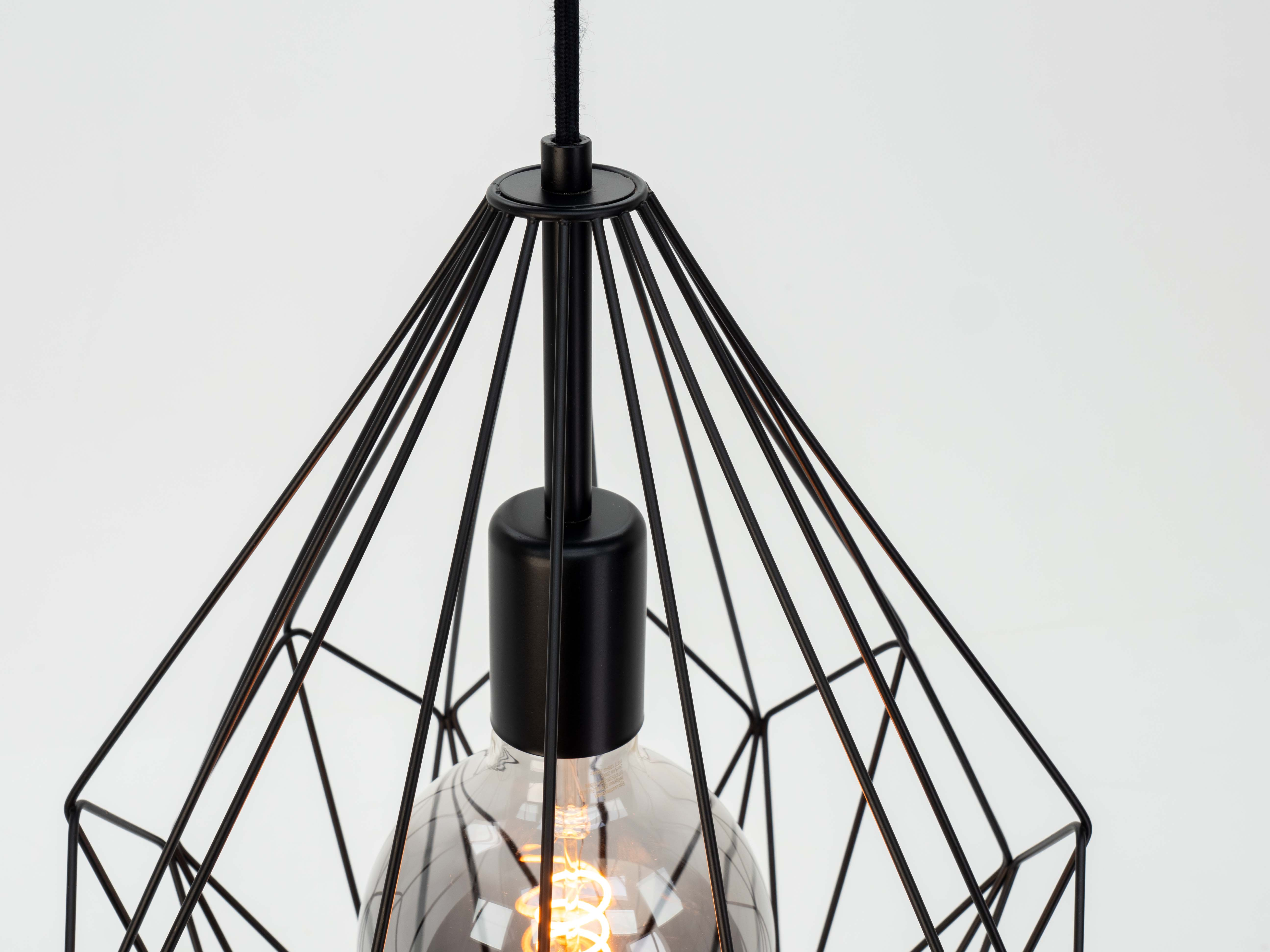 Schwarze geometrische Pendelleuchte mit sichtbarer Glühbirne auf weißem Hintergrund.