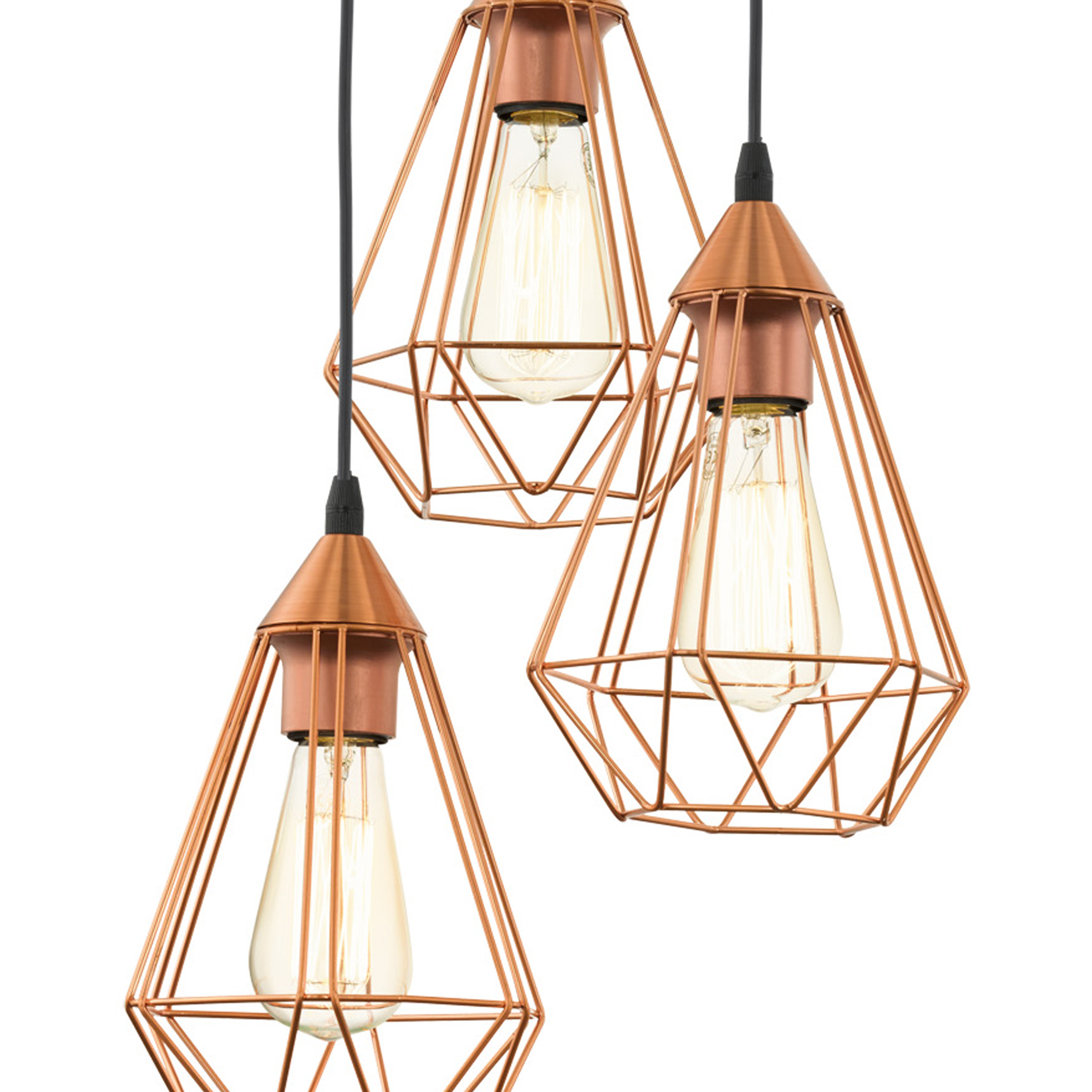 Drei kupferfarbene geometrische Pendelleuchten mit Edison-Glühbirnen vor weißem Hintergrund. Drähte hängen von oben.