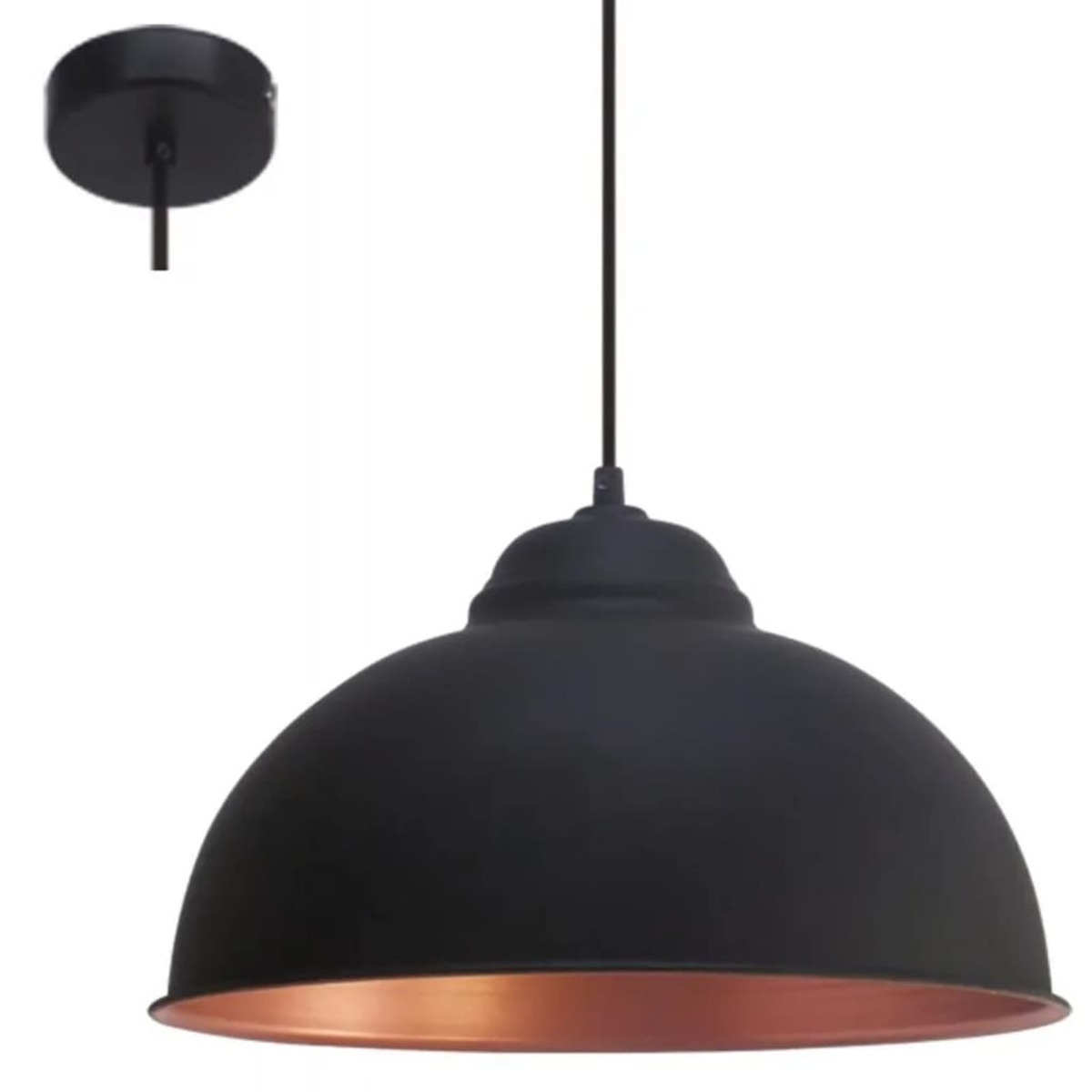 Eine schwarze Pendelleuchte mit kupferfarbenem Innenraum. Die Lampe hat eine Kuppelform und hängt von der Decke.
