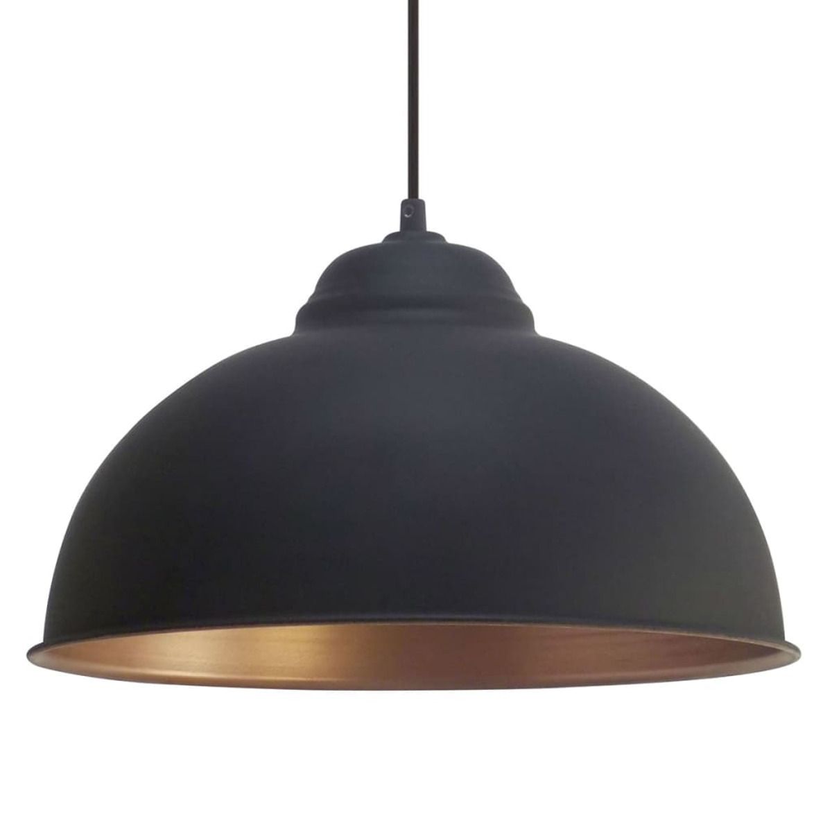 Eine schwarze Pendelleuchte mit kupferfarbenem Innenraum. Die Lampe hängt an einem schwarzen Kabel vor weißem Hintergrund.