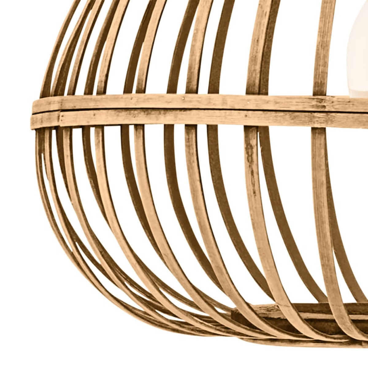 Zbliżenie lampy wykonanej z zakrzywionych, jasnobrązowych drewnianych listew, tworzących strukturę przypominającą klatkę na białym tle.