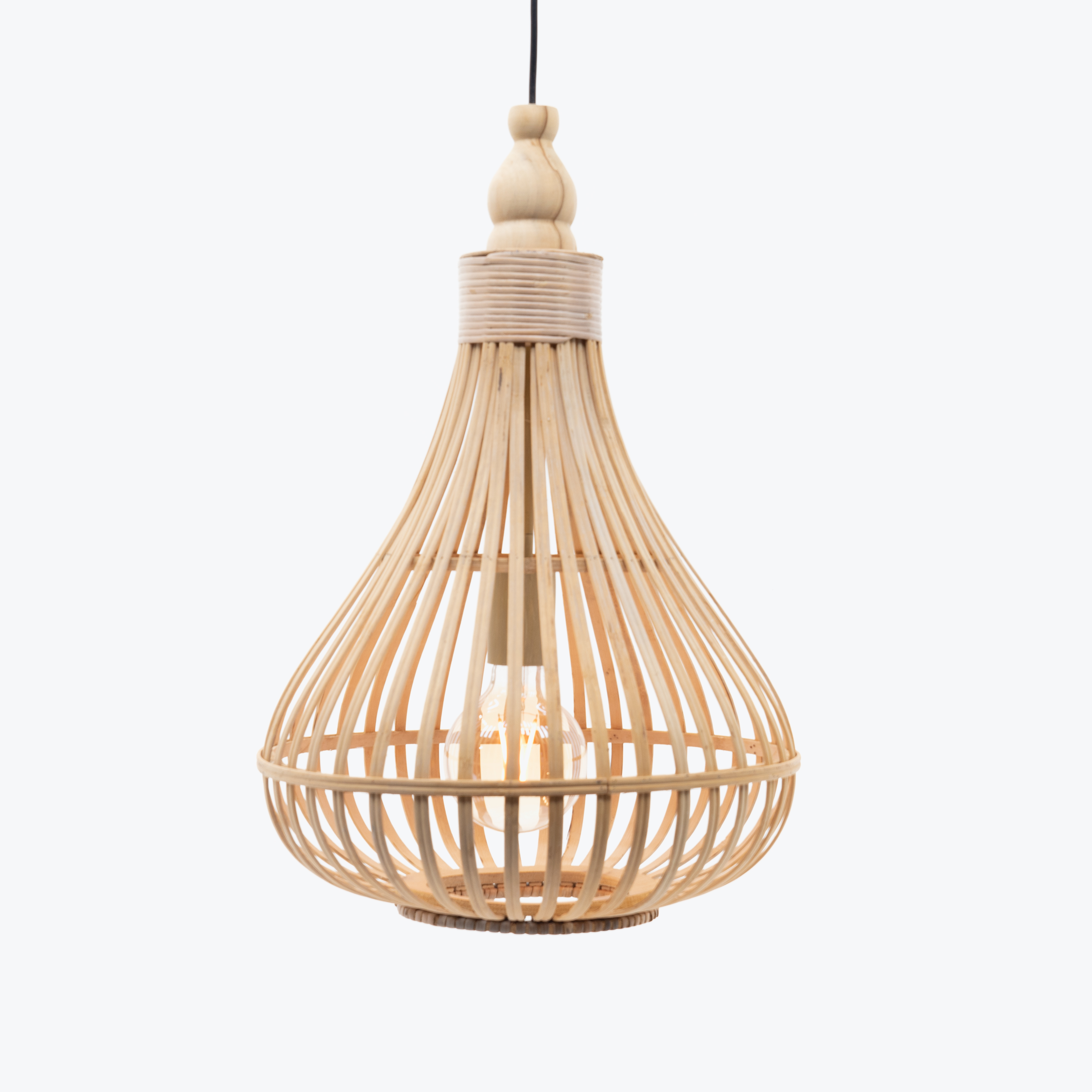 Lampa wisząca z abażurem z plecionego bambusa. Ma kształt łzy, w środku widoczna żarówka.