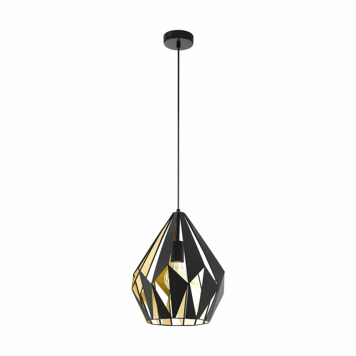 Eine schwarz-goldene geometrische Pendelleuchte hängt von der Decke. Der Lampenschirm hat eine Diamantenform.