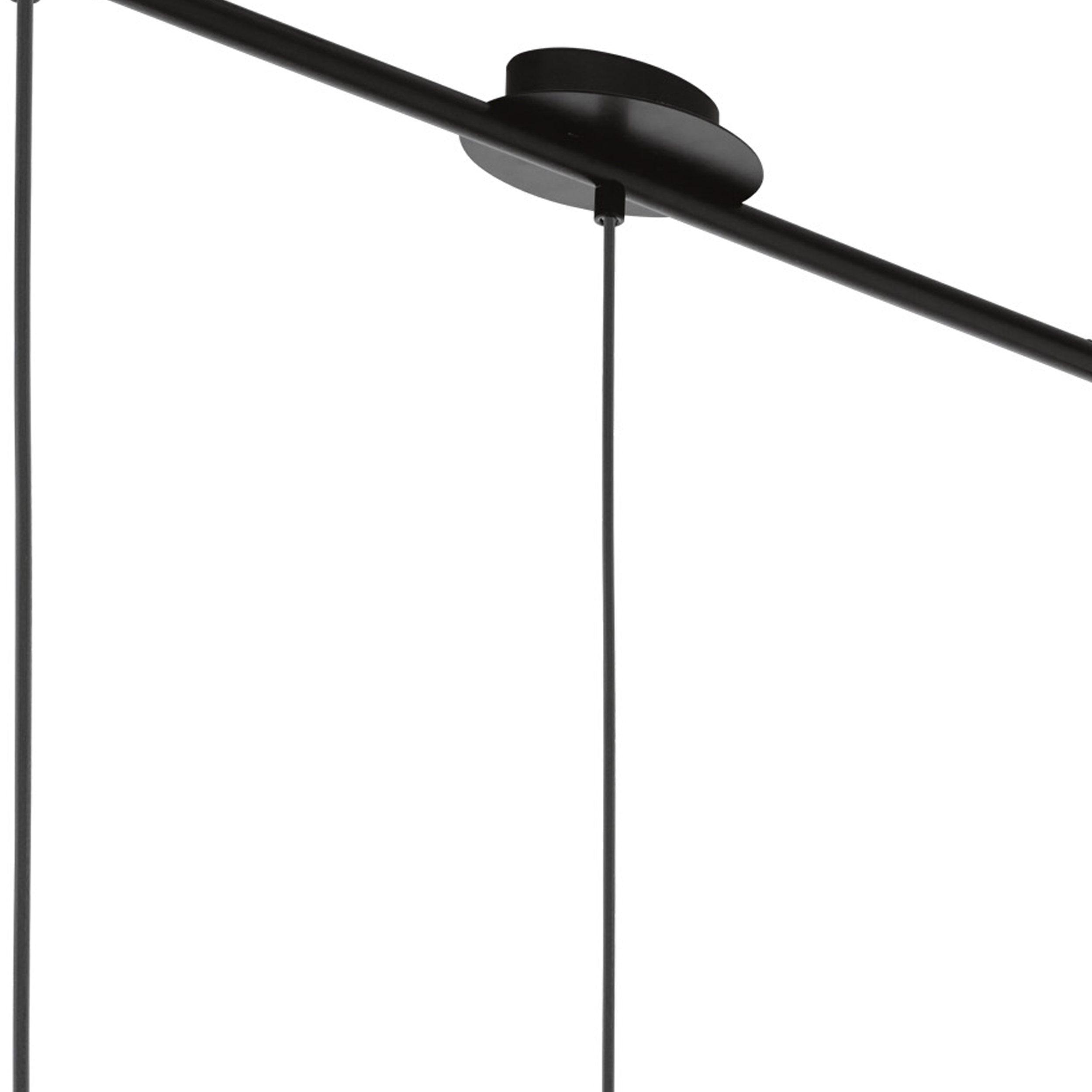 Un apparecchio di illuminazione a soffitto nero con barra orizzontale e fili sospesi è visibile su sfondo bianco.