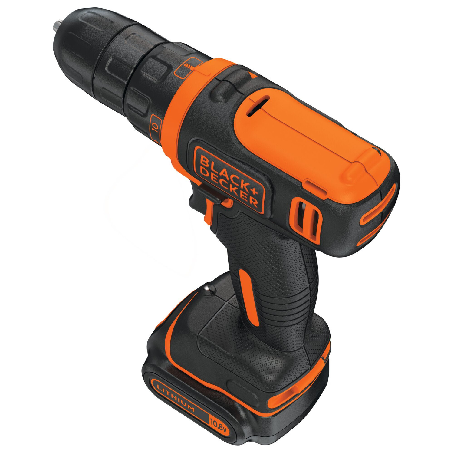 È mostrato un trapano avvitatore a batteria nero e arancione Black+Decker. È adagiato in diagonale su sfondo bianco ed è completamente visibile.