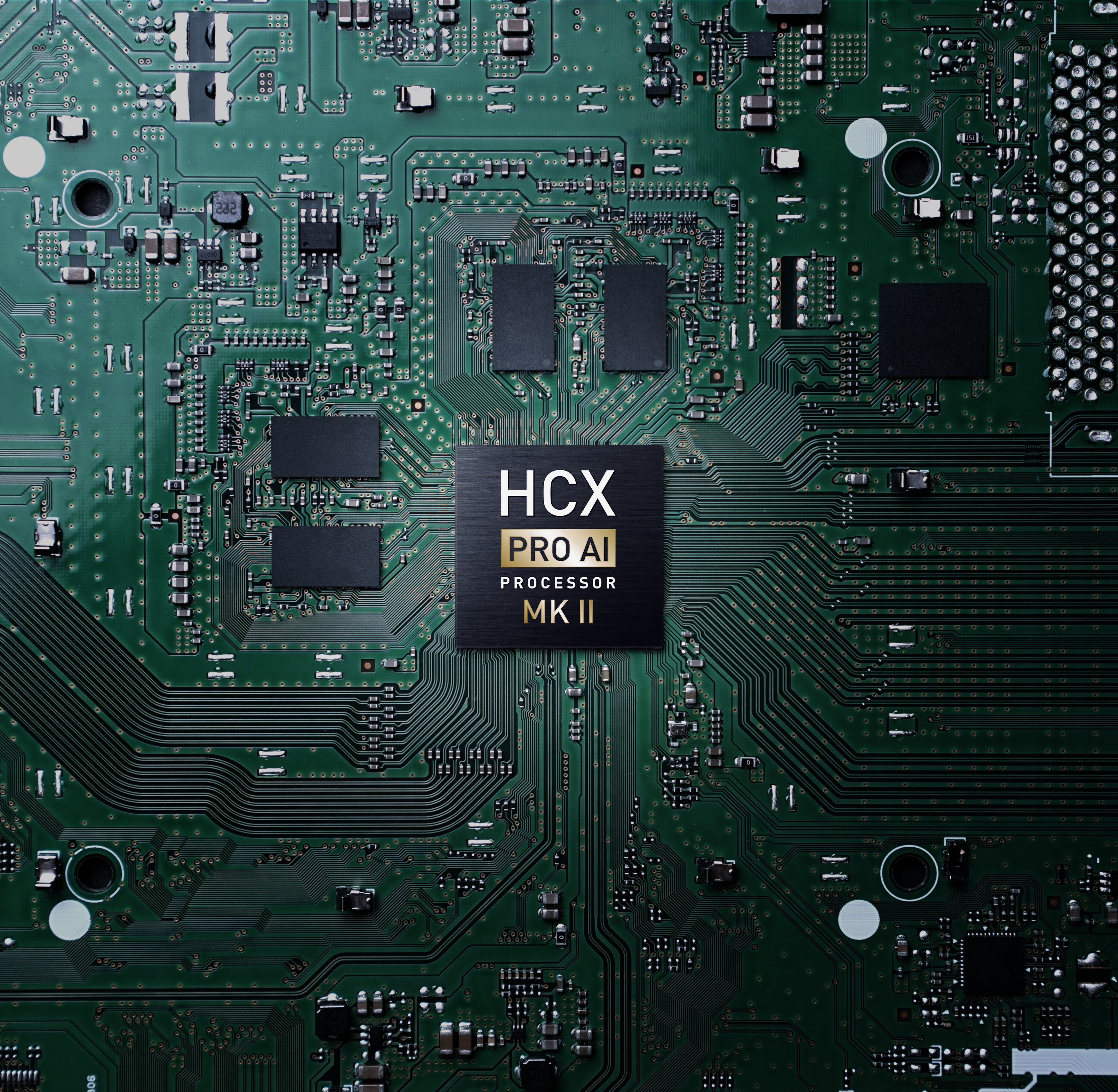 Gros plan sur un circuit imprimé vert avec le texte HCX PRO AI PROCESSOR MK II sur un carré noir.
