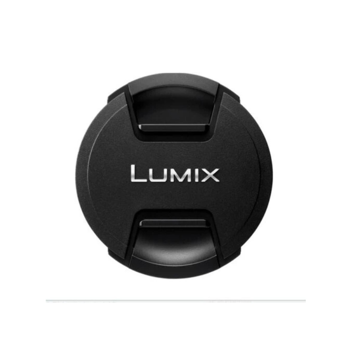 Eine schwarze Lumix-Objektivkappe. Das Wort LUMIX ist in Weiß gedruckt. Die Kappe ist kreisförmig mit einem rechteckigen Ausschnitt oben.