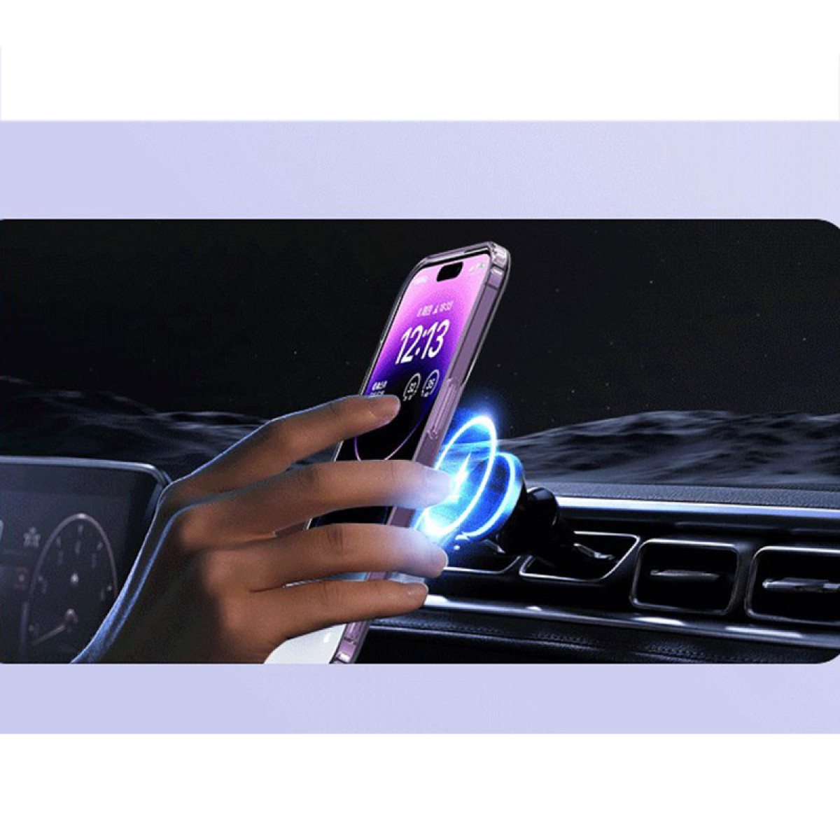 Una mano tiene un telefono che mostra le 12:13. Il telefono è montato su una bocchetta dell'aria dell'auto. Lo sfondo è scuro con effetto stellato.