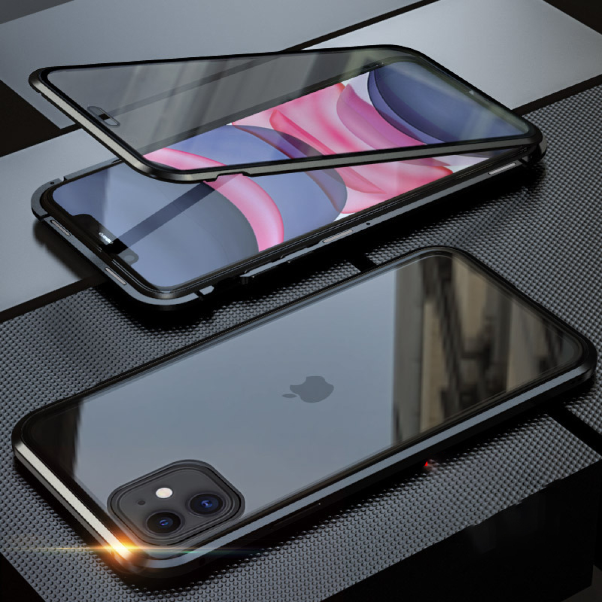 Zwei iPhones in transparenten Hüllen, eines geöffnet, auf strukturierter Oberfläche. Apple-Logo sichtbar. Schwarzes Rahmendesign. Reflektierende Oberfläche.