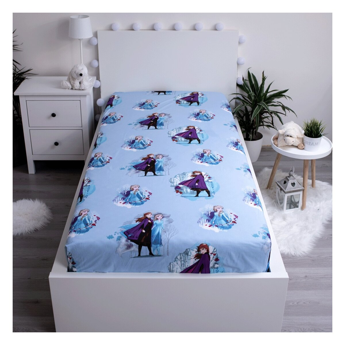 Ein Bett mit einem hellblauen Laken mit Frozen-Charakteren. Weißes Kopfteil. Weiße Nachttische. Pflanzen und Dekorationen befinden sich an den Seiten.