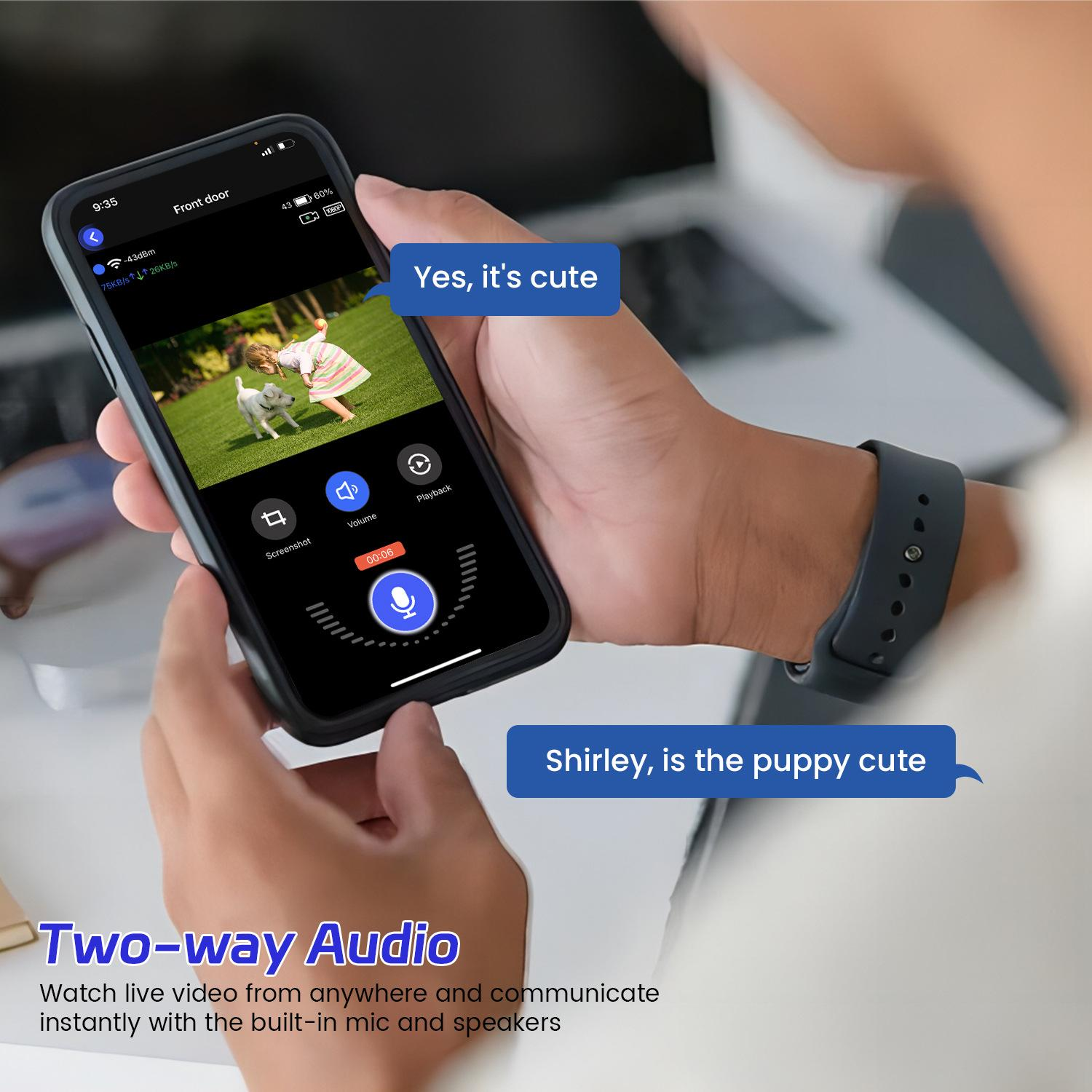 Ein Telefon zeigt ein Live-Video eines Kindes und eines Hundes. Das Telefon wird in der Hand gehalten, eine Smartwatch ist sichtbar. Textblasen sagen 'süß'.