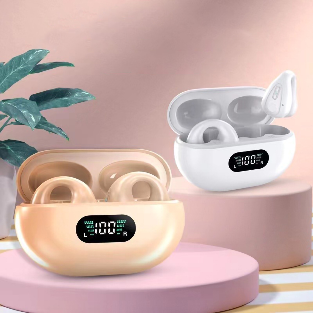 Zwei Sets kabelloser Ohrhörer in offenen Hüllen auf rosa Plattformen. Ein Set ist weiß, das andere beige. Displays zeigen den Akkustand.