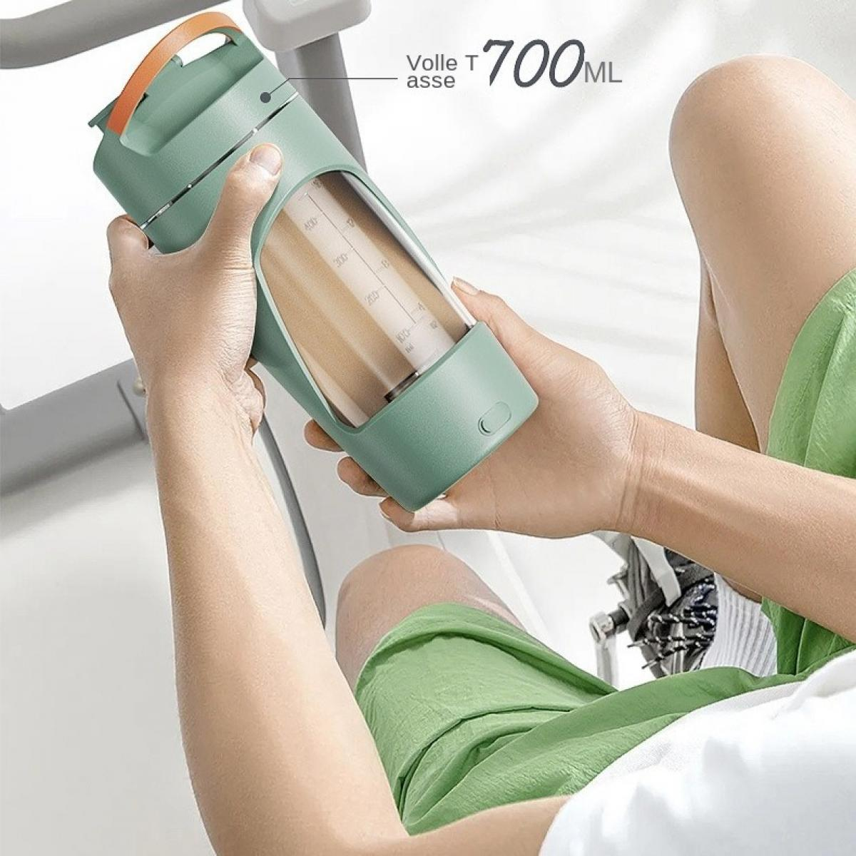 Person hält eine grüne und klare Wasserflasche. Die Flasche hat einen Griff mit orangefarbenen Akzenten. Person trägt grüne Shorts.