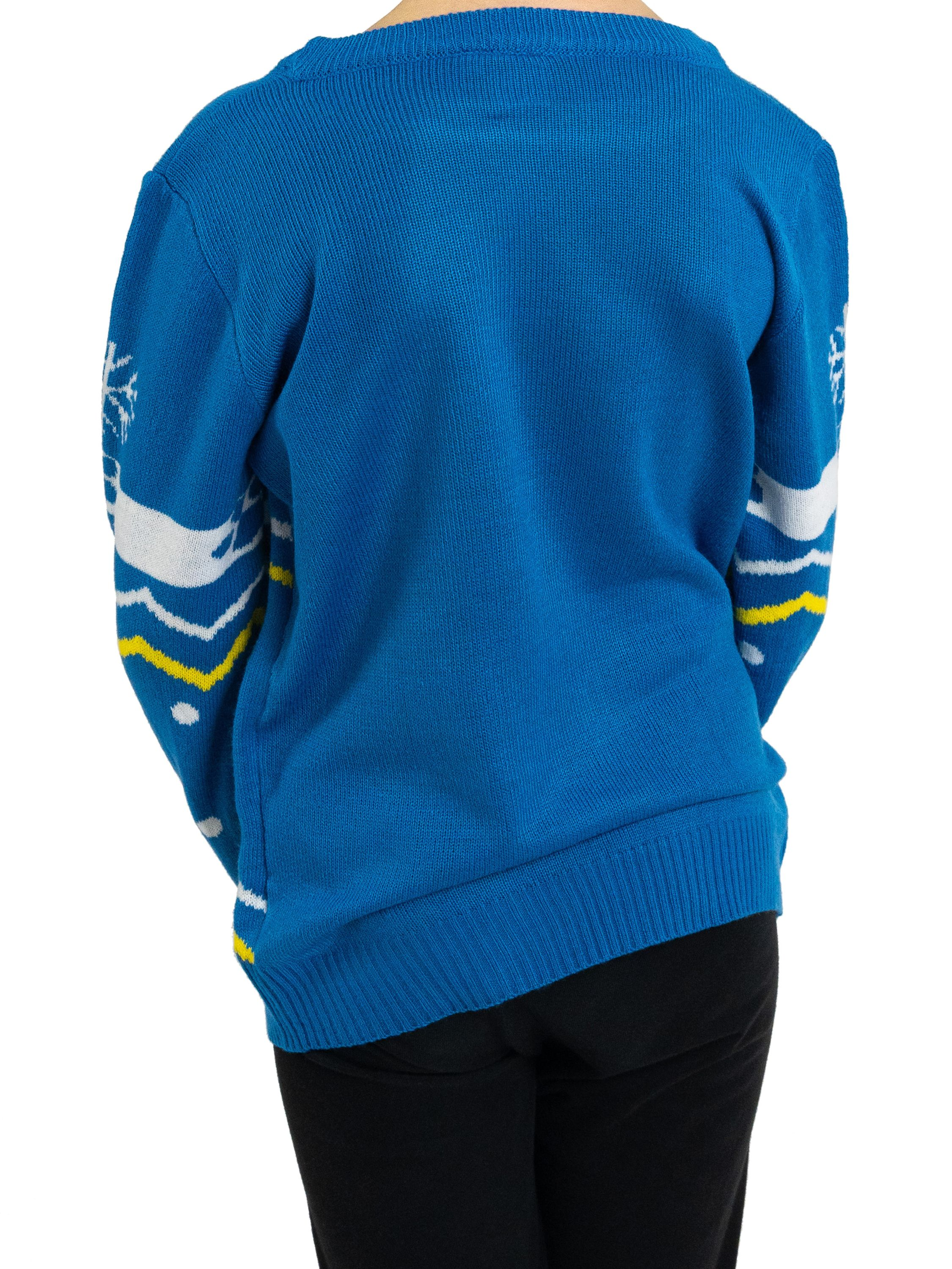 Eine Person trägt einen blauen Pullover mit weißen und gelben Designs, schwarze Hose, vor weißem Hintergrund.