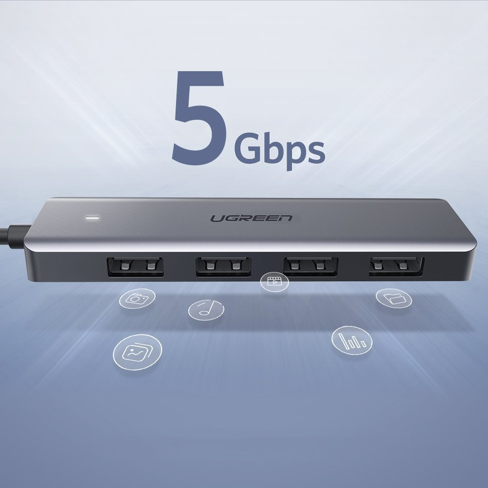Srebrny hub USB UGREEN z 4 portami, prędkością 5 Gbps i ikonami aparatu, muzyki, pliku i dokumentu na niebieskim tle gradientowym.