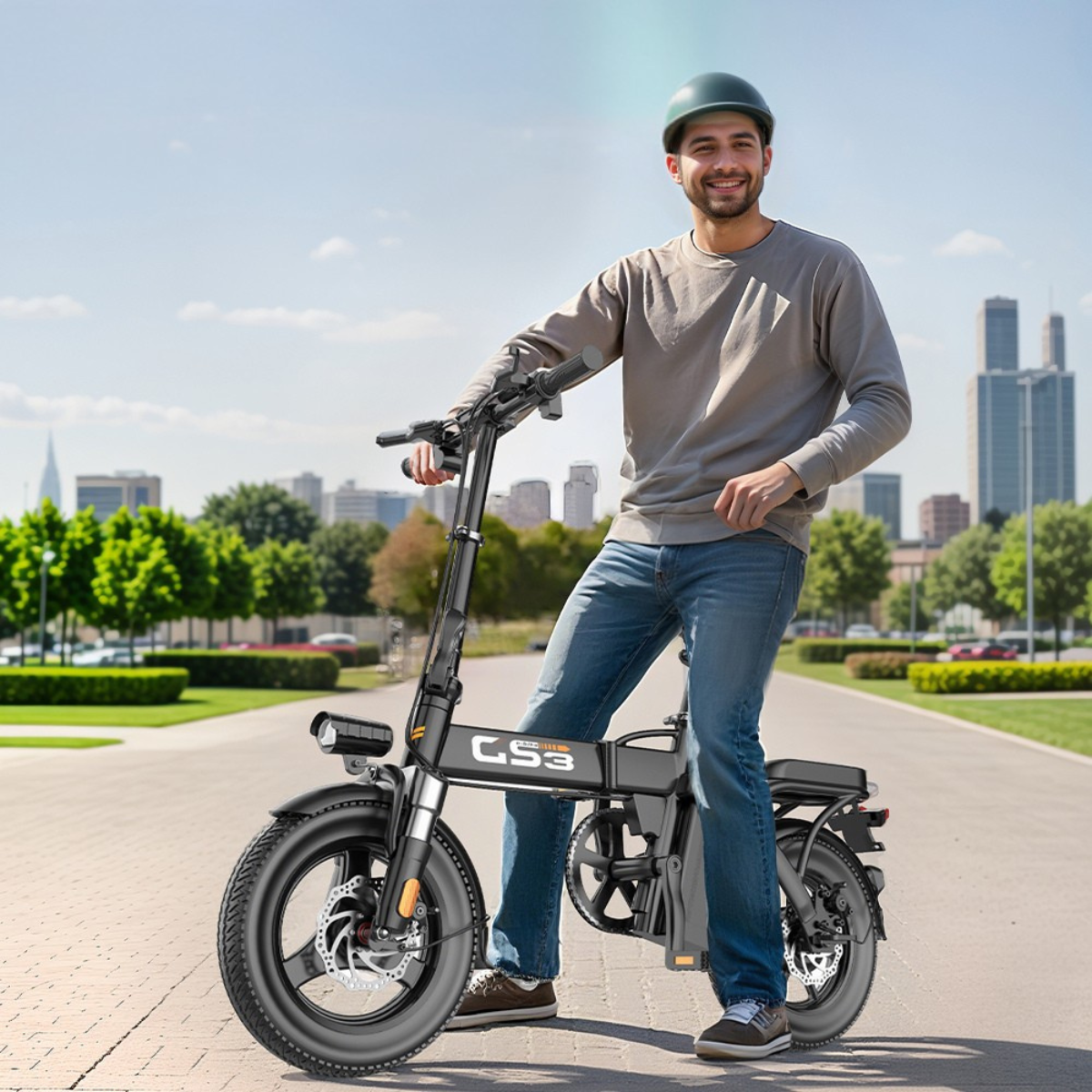 Mężczyzna uśmiecha się, stojąc obok czarnego roweru elektrycznego. Ma kask i dżinsy. Tło przedstawia drzewa i budynki.