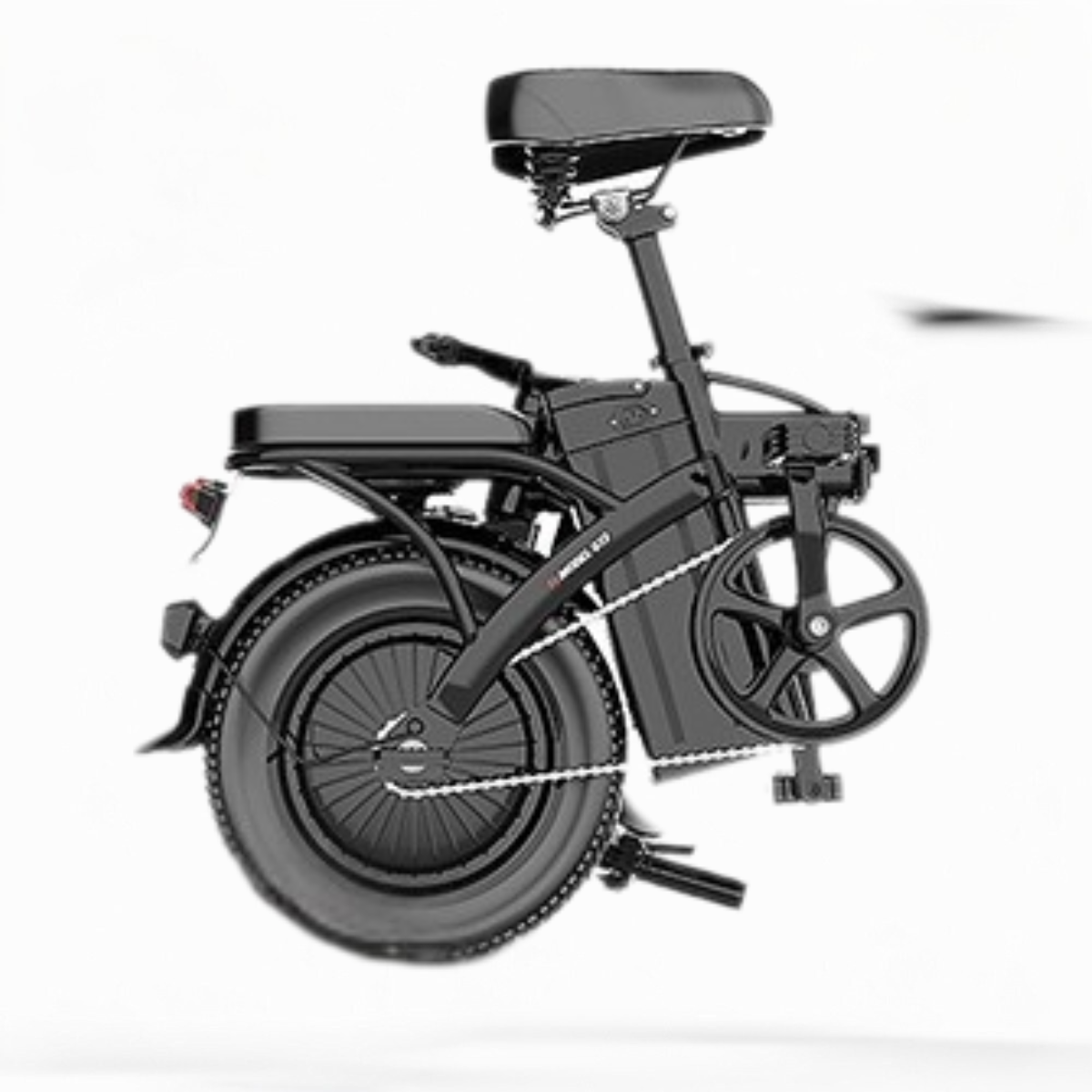 Czarny rower elektryczny z siedzeniem i pedałami. Rower widoczny z boku, pokazujący koło, ramę i baterię.