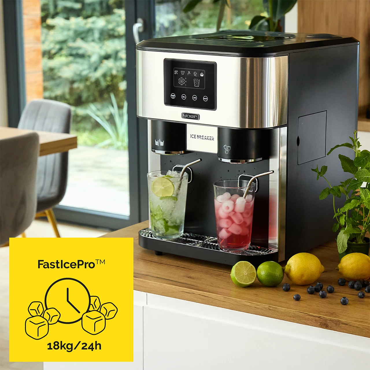 Maszyna do lodu z dwoma napojami, jeden zielony, drugi czerwony. Limonki, cytryny i jagody na drewnianym blacie. Żółta karta.