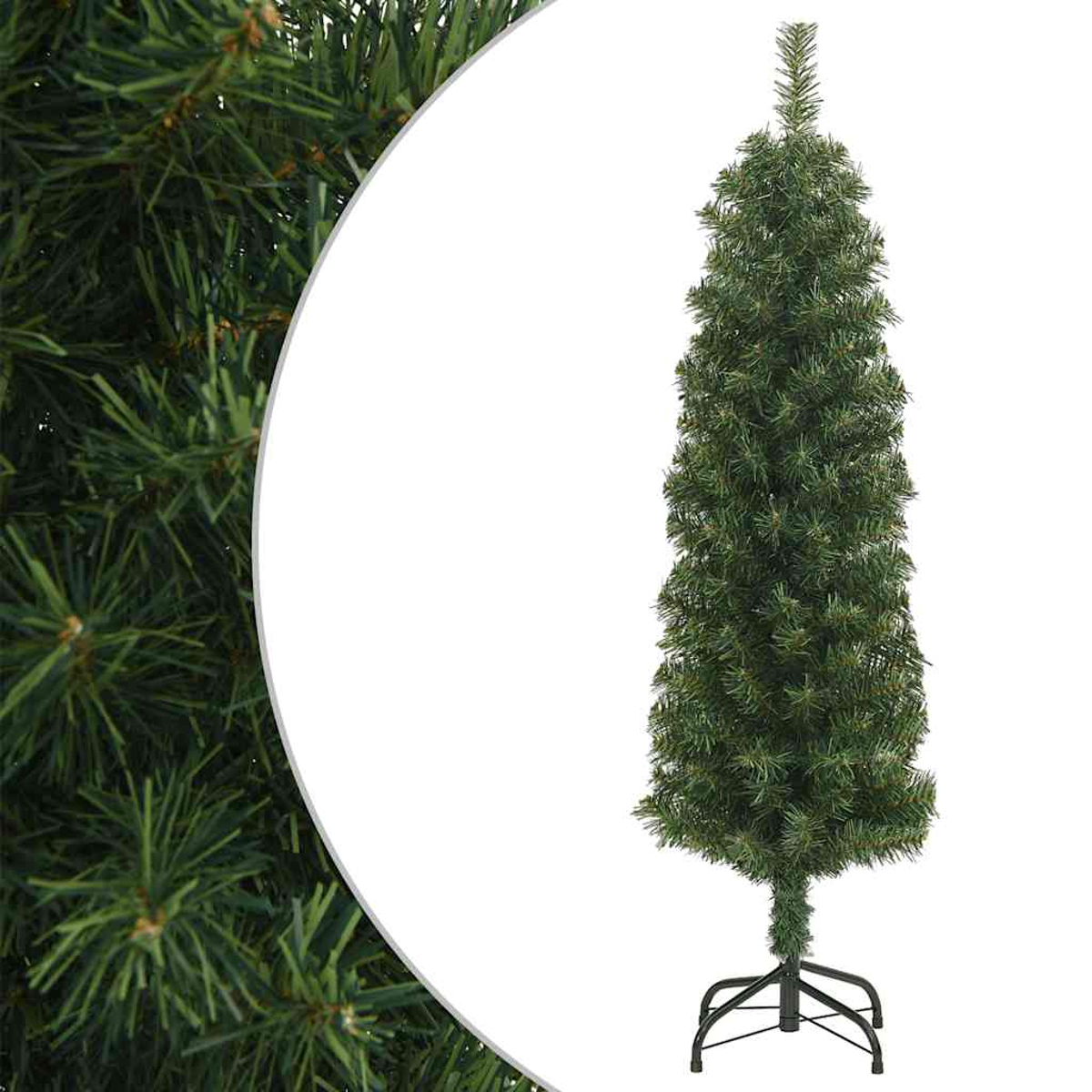 Ein grüner künstlicher Weihnachtsbaum auf weißem Hintergrund. Der Baum steht auf einem schwarzen Ständer. Grüne Nadeln sind sichtbar.