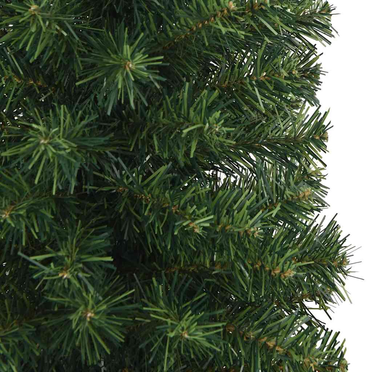Nahaufnahme eines grünen Weihnachtsbaums. Das Bild zeigt die Nadeln und Äste des Baumes vor weißem Hintergrund.
