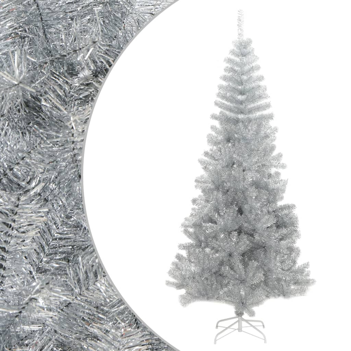Ein silberner künstlicher Weihnachtsbaum steht auf weißem Hintergrund. Die linke Seite zeigt eine Nahaufnahme des Lamettas des Baumes.