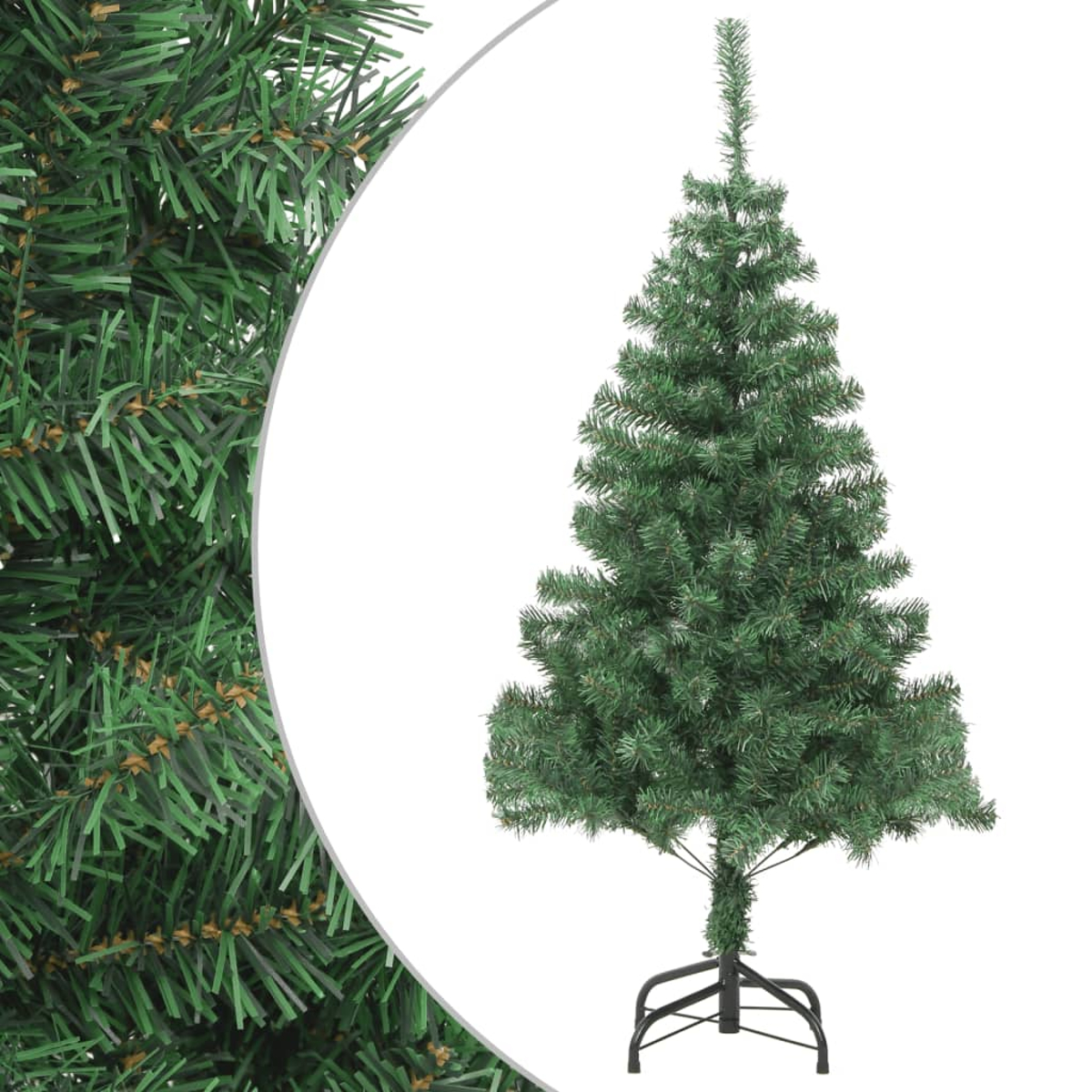 Ein grüner künstlicher Weihnachtsbaum auf weißem Hintergrund. Der Baum hat einen schwarzen Metallständer. Nahaufnahme zeigt detaillierte Äste.