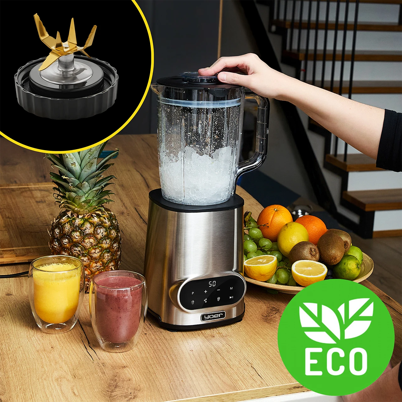 Blender z lodem, owocami i koktajlami. Ręka dotyka blendera. Ananas, szklanki z napojami i ikona ECO są obecne.