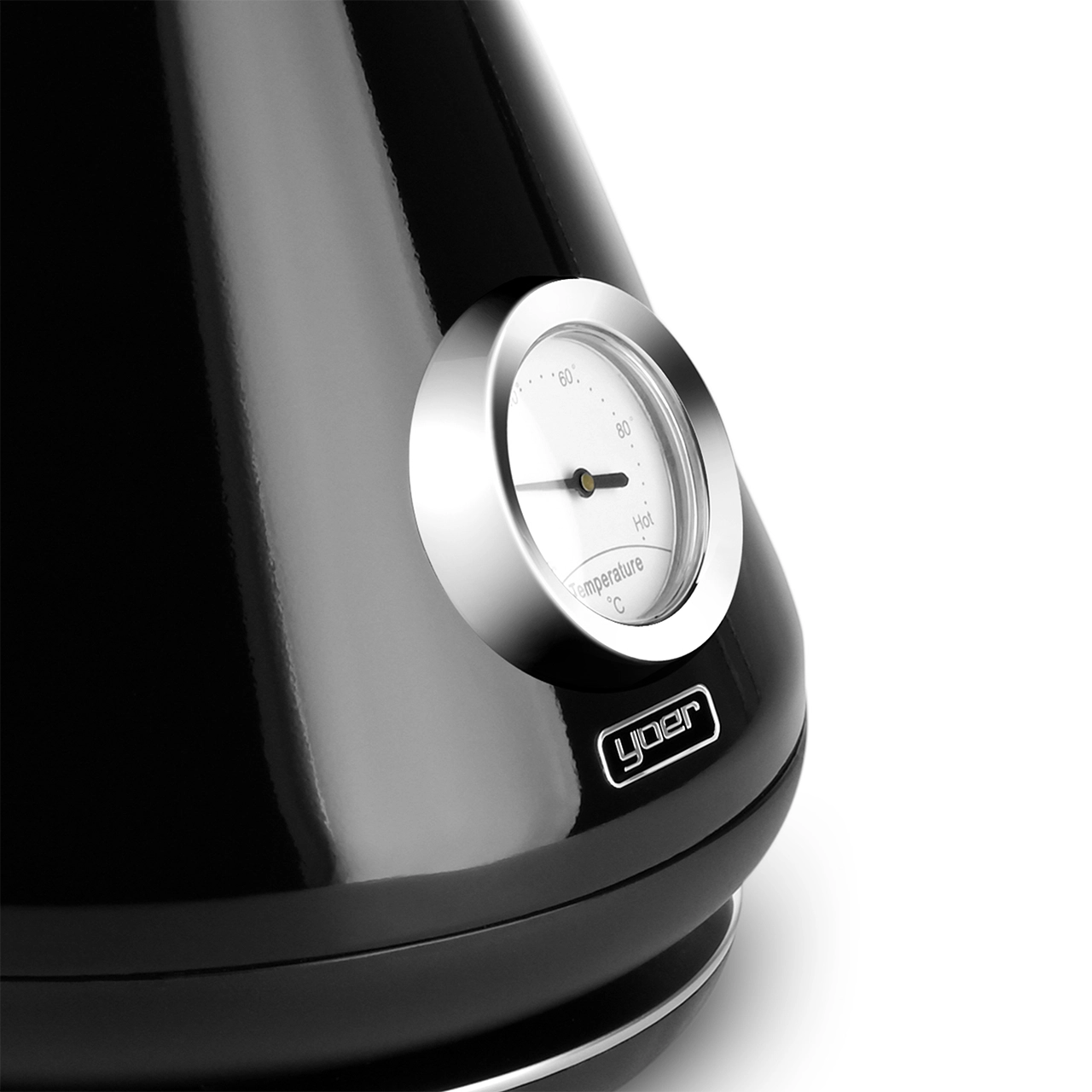 Zbliżenie czarnego czajnika elektrycznego ze wskaźnikiem temperatury. Wskaźnik pokazuje temperaturę w stopniach Celsjusza. Widoczna marka 'yoer'.