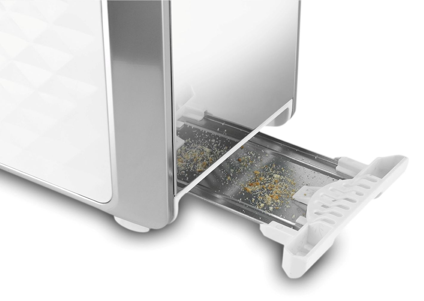 Zbliżenie srebrno-białego tostera z wysuniętą szufladą na okruchy, zawierającą okruchy chleba. Białe tło.