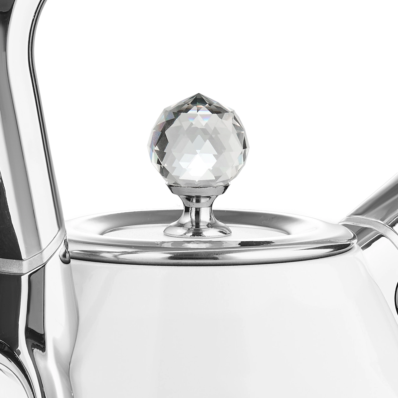 Zbliżenie białego czajnika z kryształowym gałką. Błyszczące, chromowane akcenty i odblaskowa powierzchnia. Izolowane na białym tle.