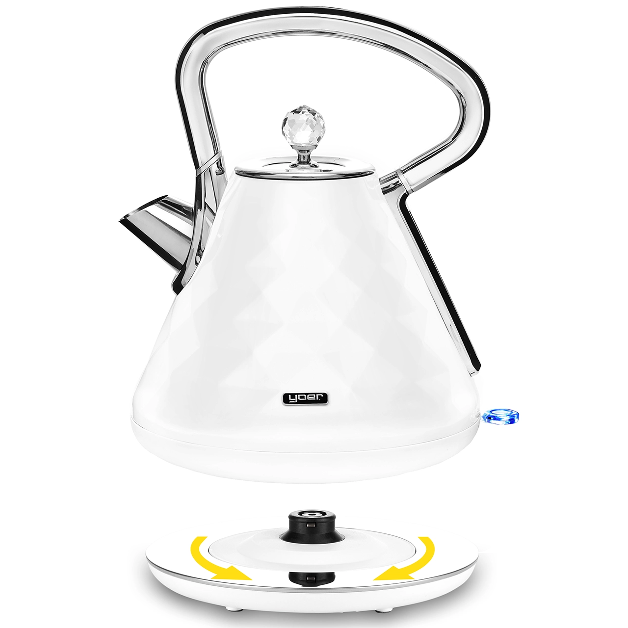 Biały czajnik elektryczny z kryształowym pokrętłem i srebrnym uchwytem. Stoi na białej podstawie ze strzałkami wskazującymi obrót.