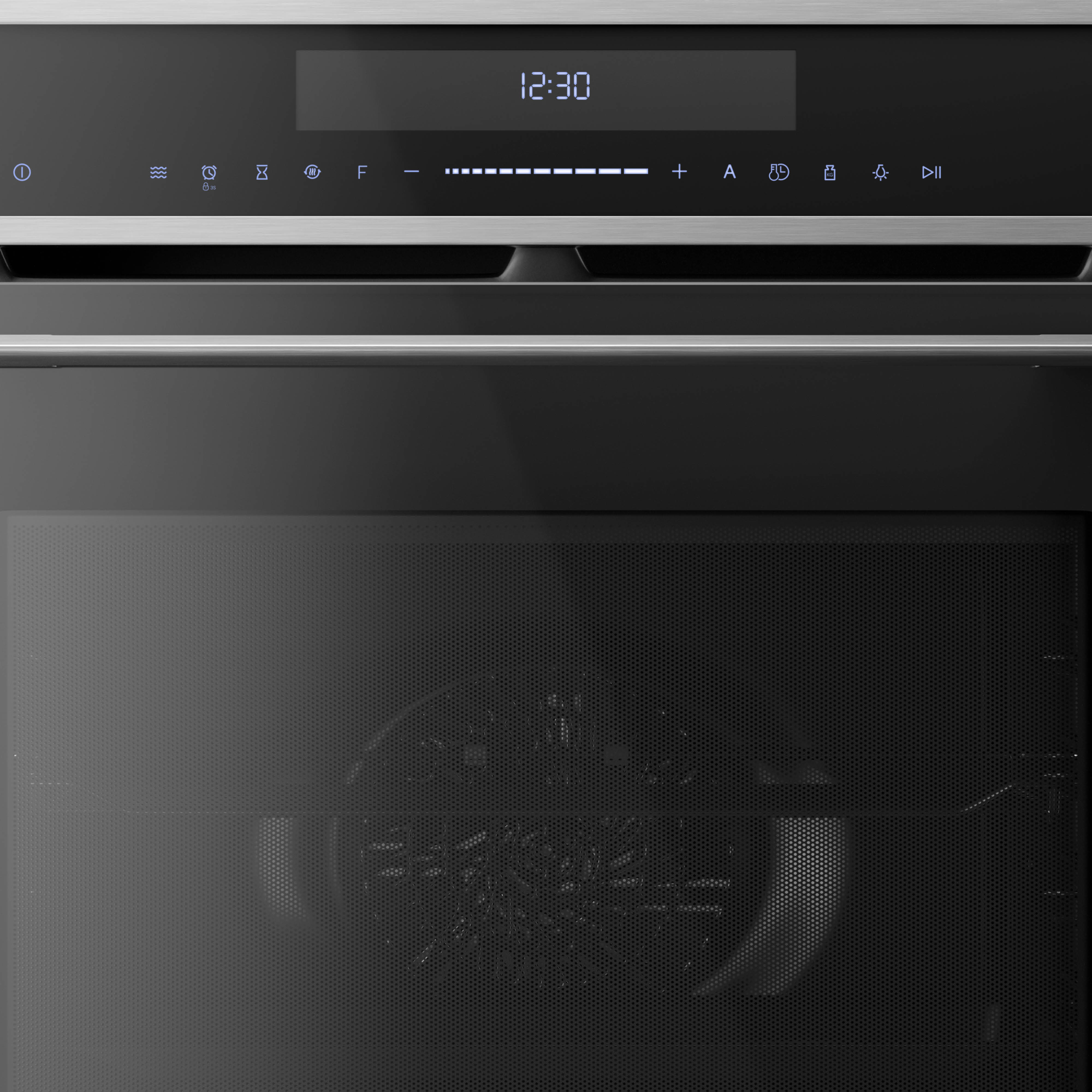 Ovenbedieningspaneel met digitale klok (12:30) en functiesymbolen. De ovendeur is zichtbaar.