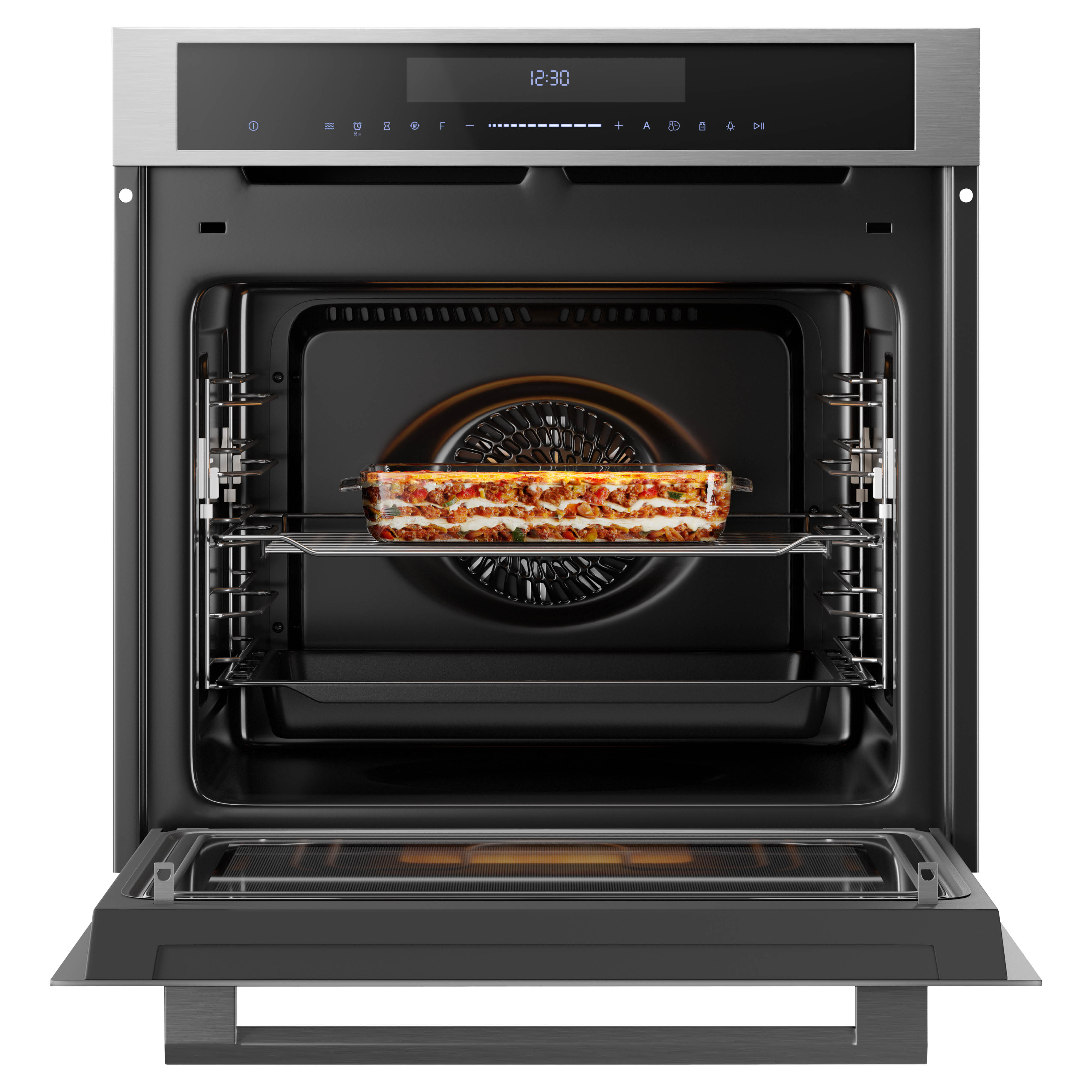Een open oven met een bak lasagne erin. De oven is zwart en roestvrij staal.