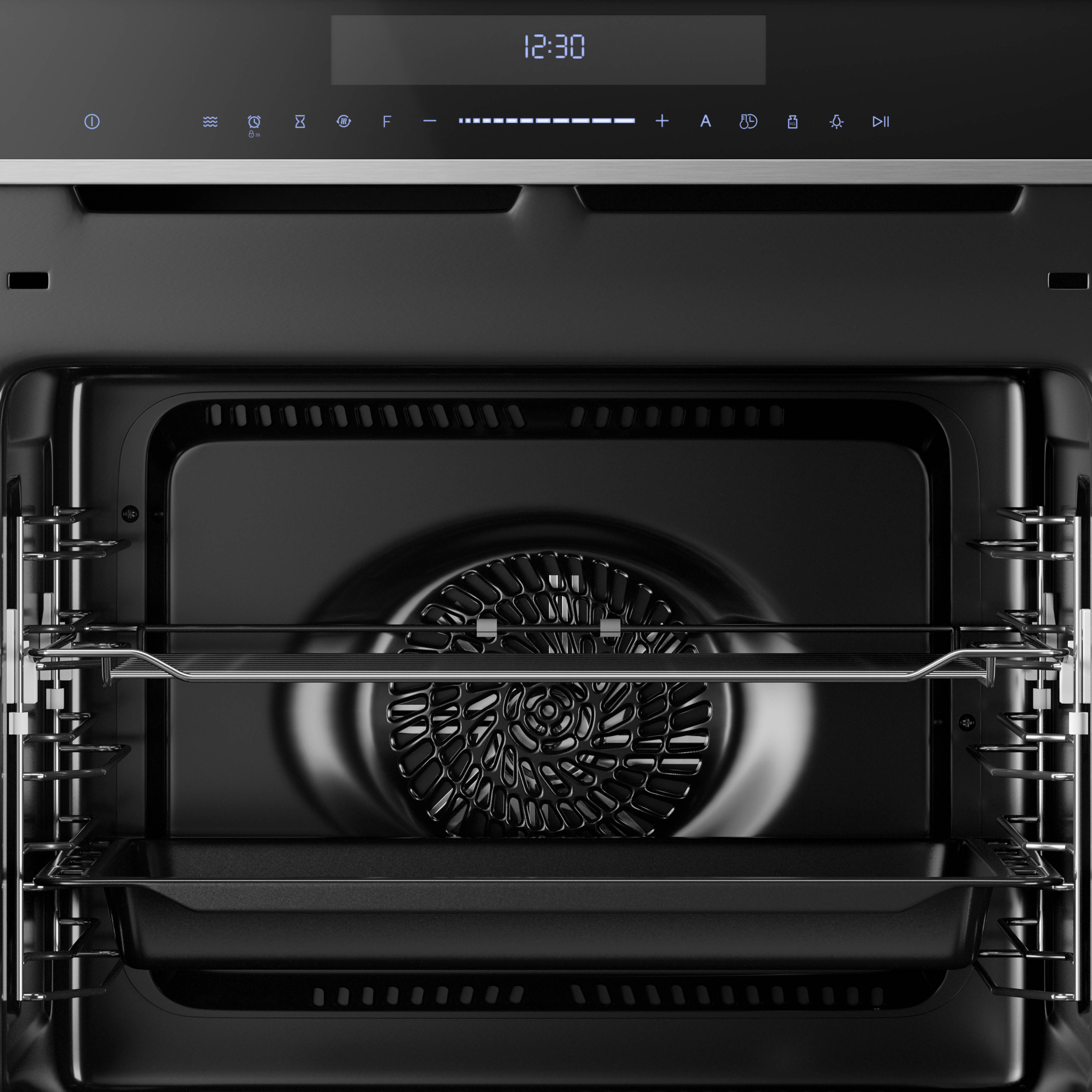 Een oveninterieur met roosters en een bakplaat. De bovenkant toont een digitaal display.