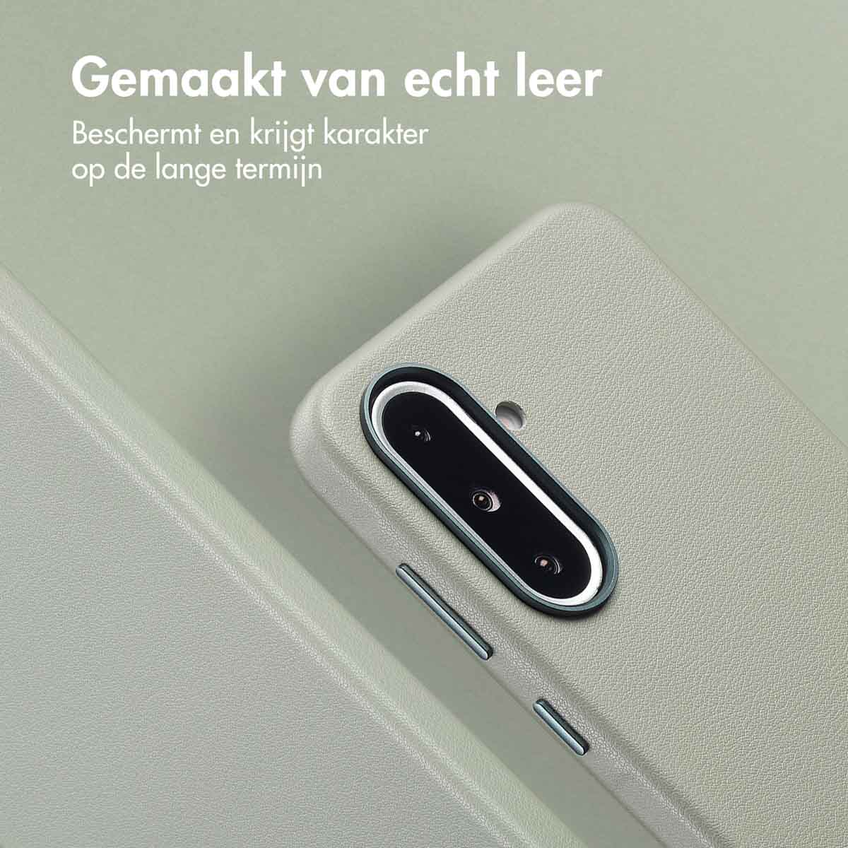 Close-up van een telefoonhoesje. Lichtgrijs met donkere camera- en zijknoppen. Tekst bovenaan.