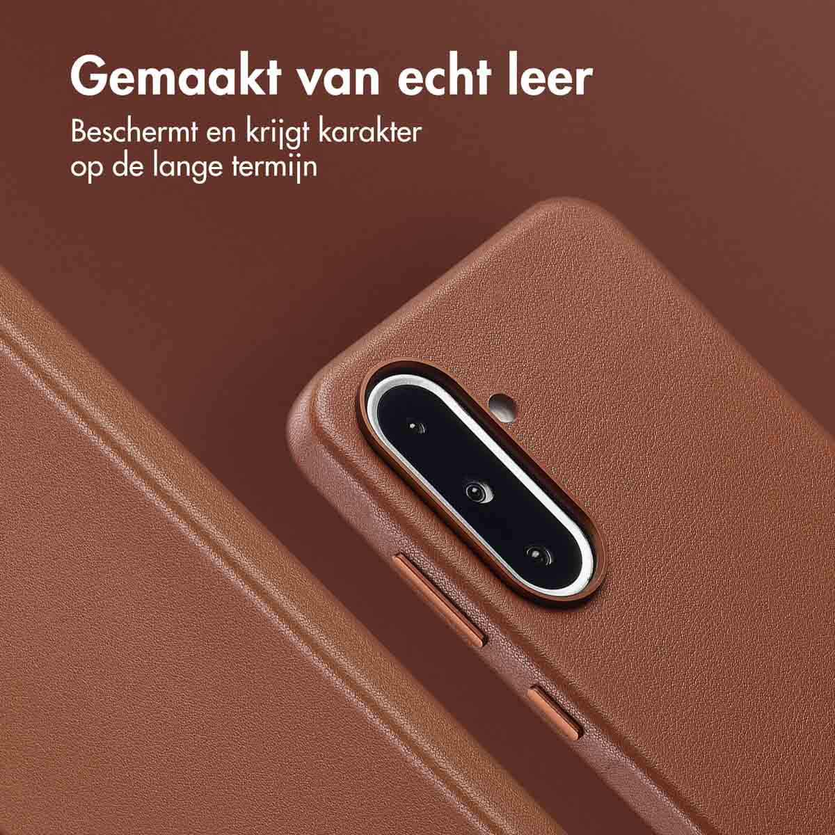 Close-up van een bruine leren telefoonhoes. De hoes heeft een uitsparing voor de camera en knoppen. Tekst bovenaan: 'Gemaakt van echt leer'.