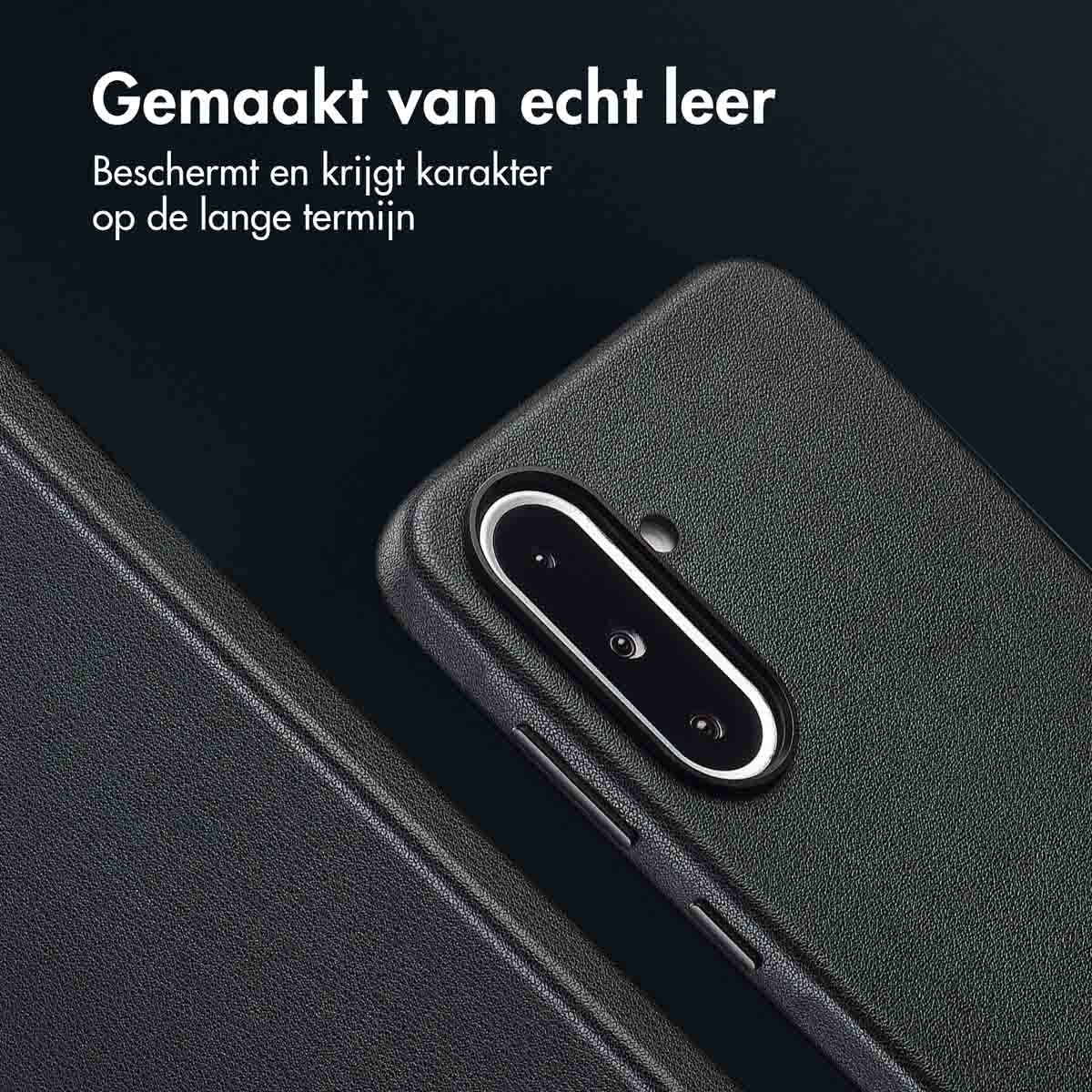 Close-up van een zwarte telefoonhoes van leer. De tekst bovenaan zegt 'Gemaakt van echt leer'. De hoes heeft een camera.