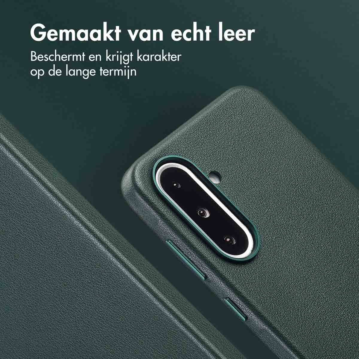 Close-up van een groene telefoonhoes met camera en tekst. De hoes is getextureerd, van leer. De achtergrond is groen.