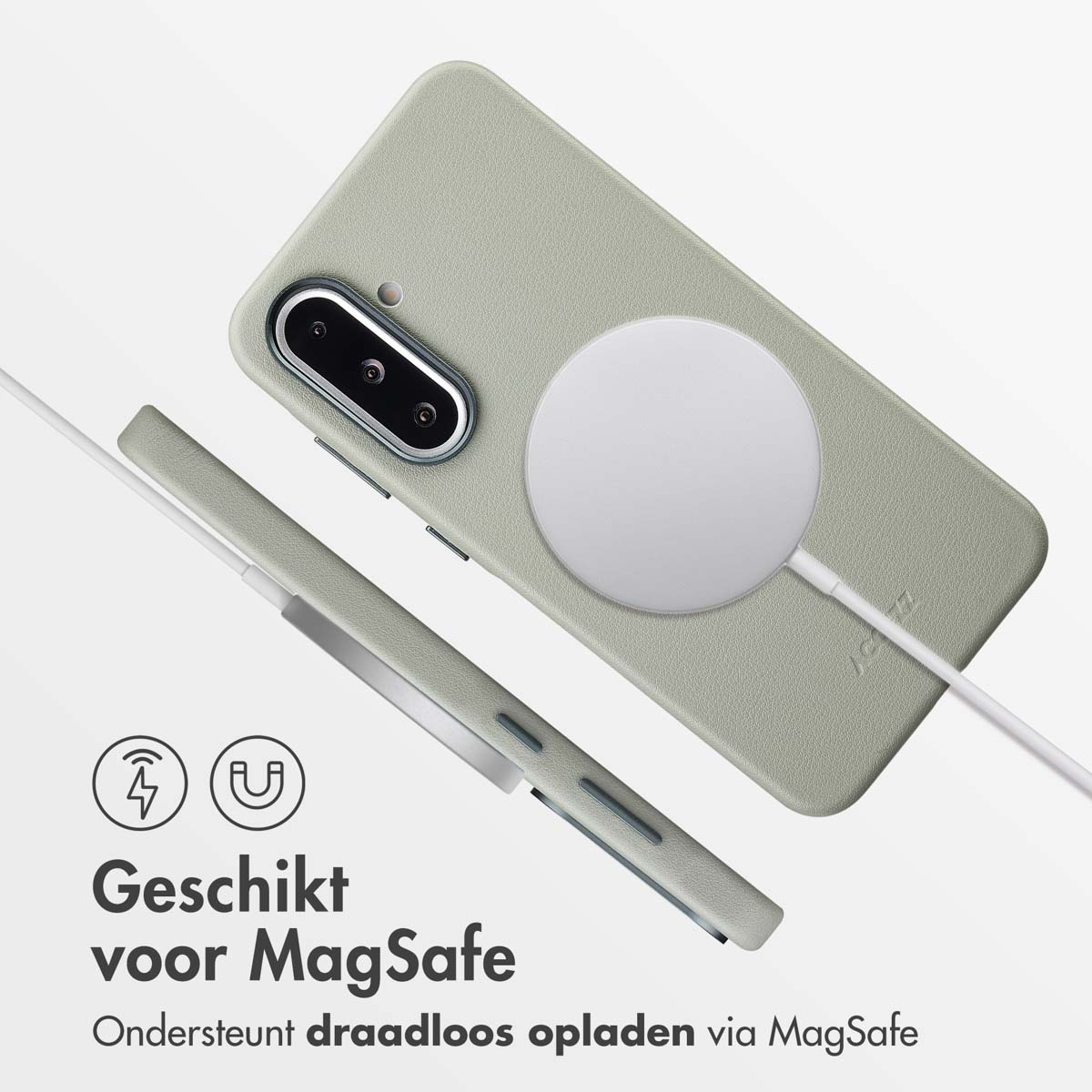 Een telefoonhoesje met een MagSafe-oplader bevestigd. De hoes is grijs en de oplader wit. Tekst links: 'Geschikt voor MagSafe'.