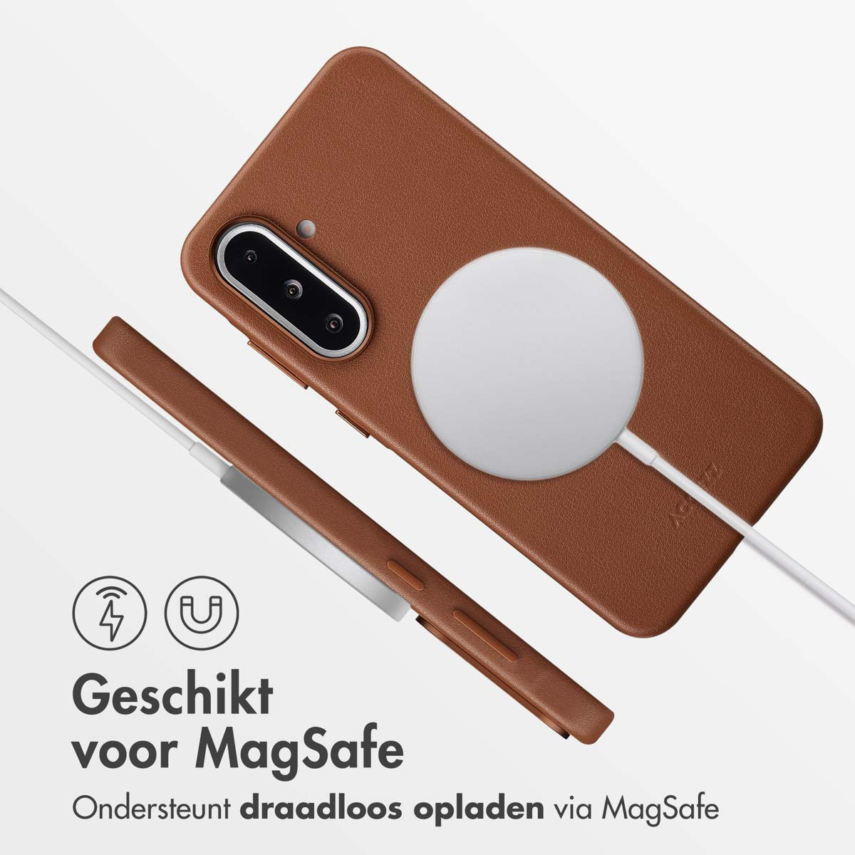 Bruine telefoonhoes met een witte MagSafe-oplader bevestigd. Witte kabel verbindt de oplader. Tekst: Geschikt voor MagSafe.