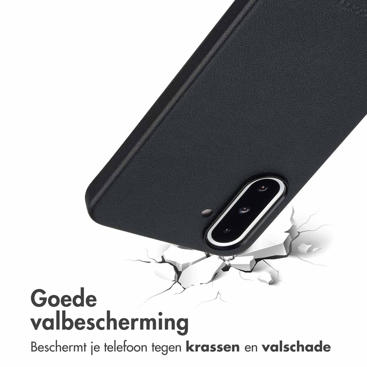 Een zwarte telefoonhoes wordt getoond met een gebarsten oppervlak eronder, wat impactbescherming suggereert. Nederlandse tekst: 'Goede valbescherming'.