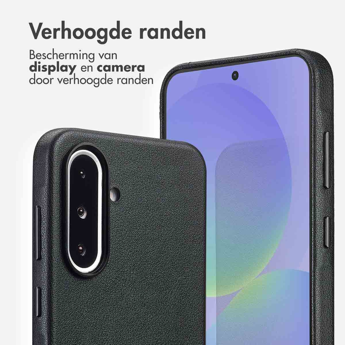 Close-up van twee zwarte telefoonhoesjes met verhoogde randen. Eén toont de camera, de andere het scherm. Tekst in het Nederlands.