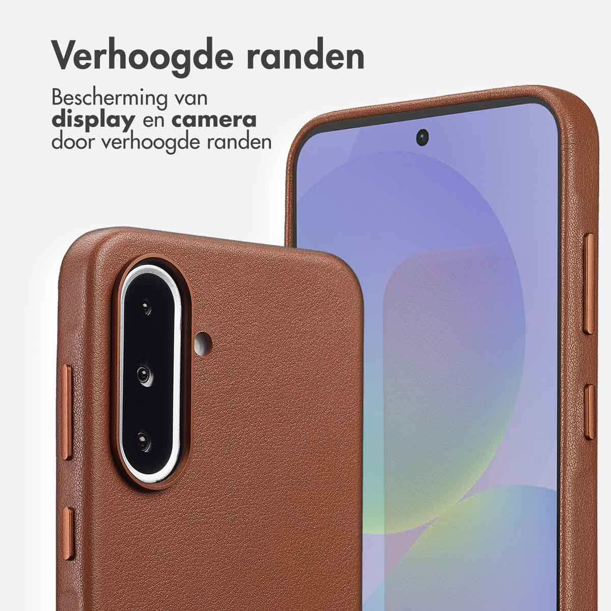 Twee bruine telefoonhoesjes worden getoond. Eén laat de camera zien, de ander het scherm. Tekst: 'Verhoogde randen beschermen display en camera'.
