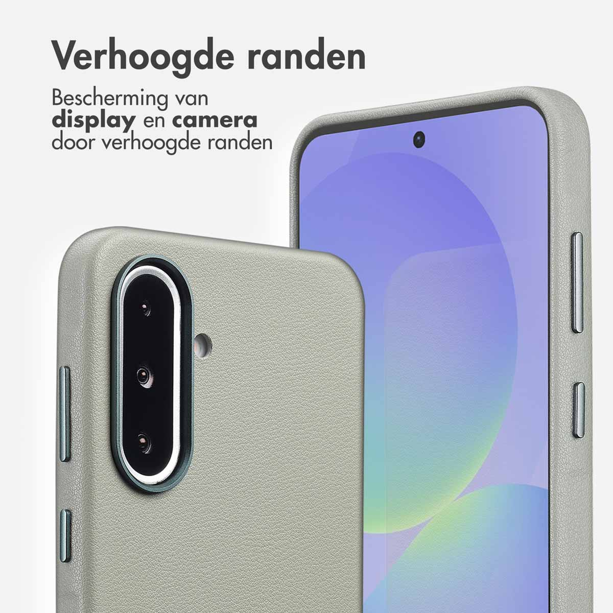 Twee telefoonhoesjes, één met de camera en de ander met het scherm. De tekst zegt dat de verhoogde randen het scherm en de camera beschermen.